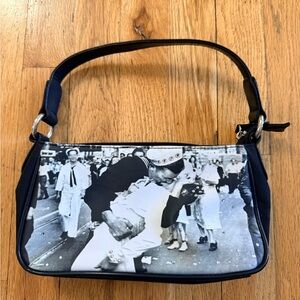 Black/White Life Photo Print of Sailor Kissing His Lady in Time Square Handbag